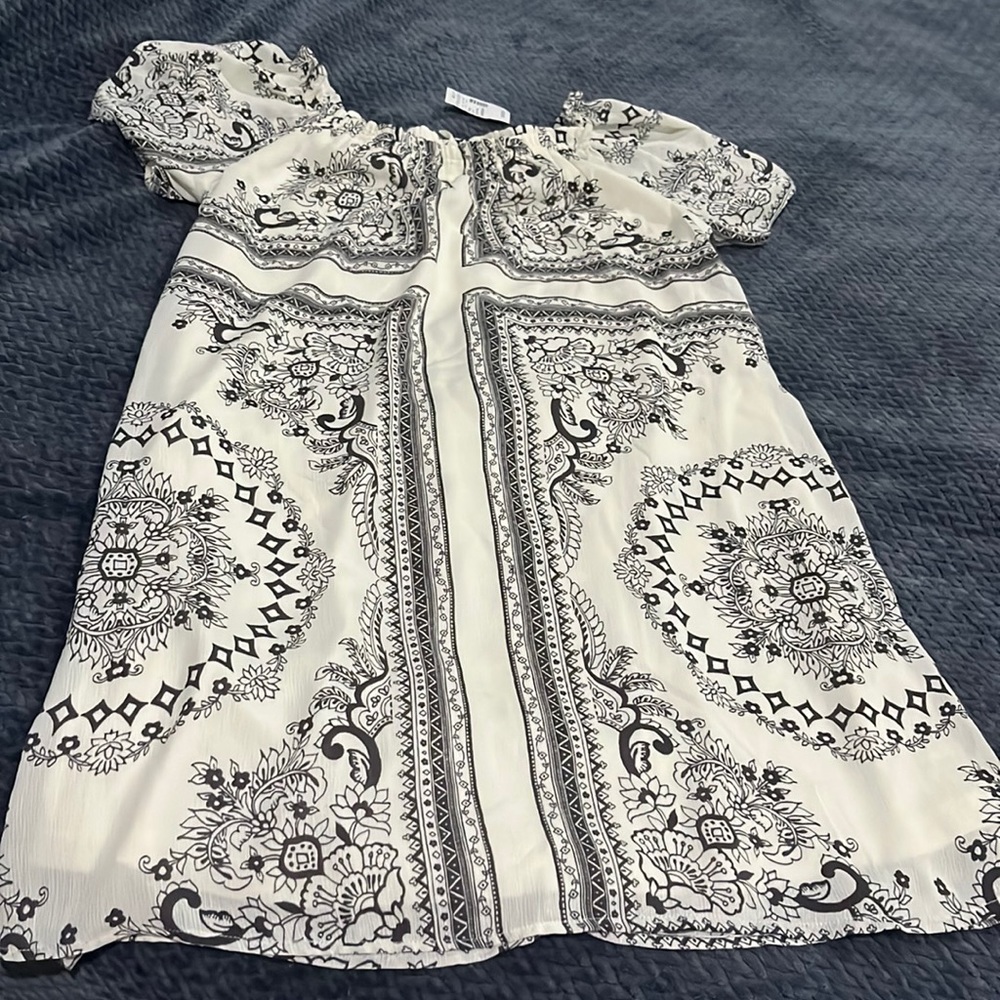 Super cute, brand, new, never worn summer dress. Would look cute in the fall too